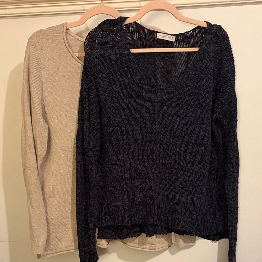 Bundle of 2 women’s sweaters